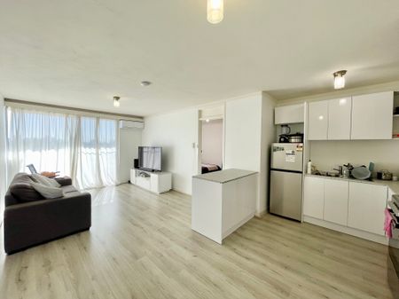 CITY VIEWS! Spacious 1 Bedroom, 1 Bathroom apartment in a secure complex! - Photo 3