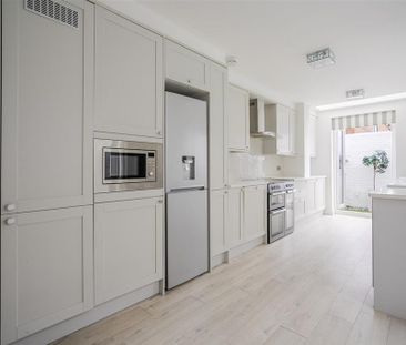 5 bedroom end of terrace house to rent - Photo 2