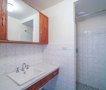 Bright & Spacious - Photo 3