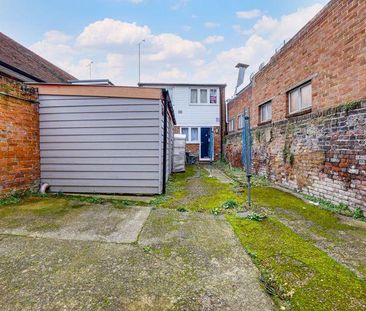 1 bedroom in a house share to rent - Photo 1