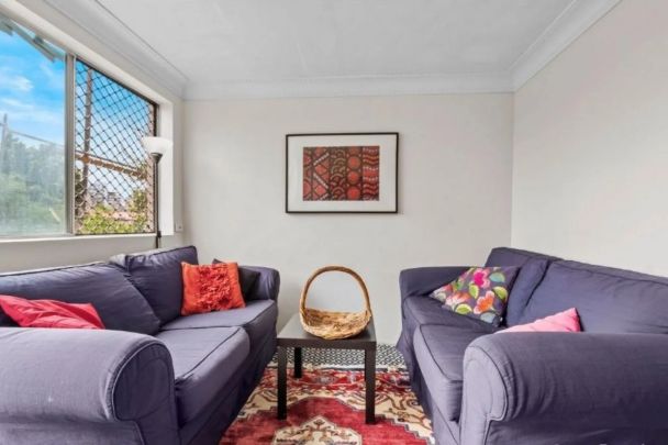 Stunning & Spacious - 3 Bedrooms, 2 Bathrooms plus So Much More! - Photo 1