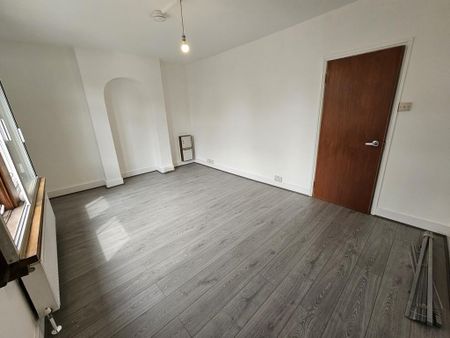 5 bedroom end of terrace house to rent - Photo 4