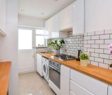 LOOK NO FURTHER! Fabulous 2 Bed Flat To Let in SE20 - Photo 3
