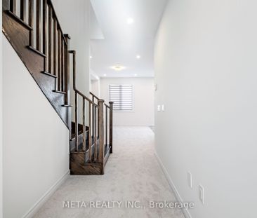 Townhouse For Lease | X8131328 - Photo 1