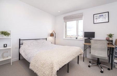 A superb 3 bedroom top floor apartment in the heart of the city centre with allocated parking space. A bright and contemporary property and an all round must to view! - Photo 5
