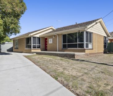 5 Pauls Cres, Wendouree VIC 3355 - Photo 6
