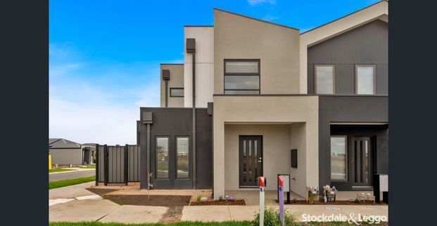 Modern and Spacious 4-Bedroom Townhouse - Photo 1