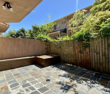 Spacious 3 Bedroom Townhouse ! - Photo 4