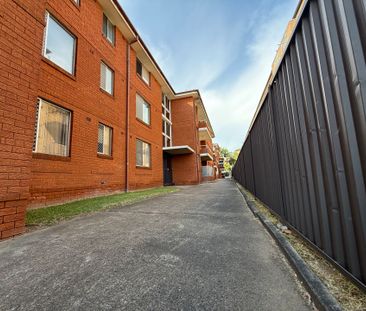 Ground Floor&comma; Two Bedroom Unit&excl; - Photo 1