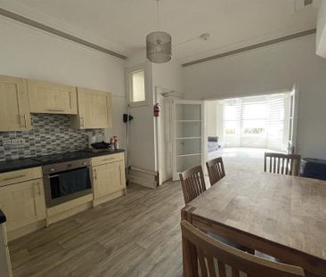 3 bedroom flat to rent - Photo 6