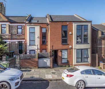 Flat to rent - Waverley Crescent, Plumstead, SE18 - Photo 5