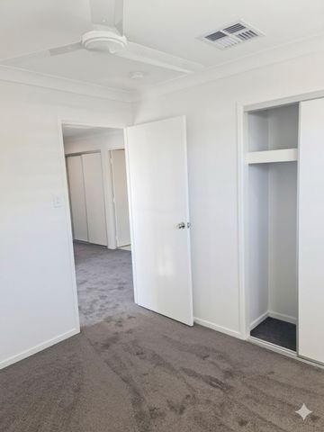 4 BEDROOM 2 BATH TOWNHOUSE WITH DUCTED AIR - Photo 2