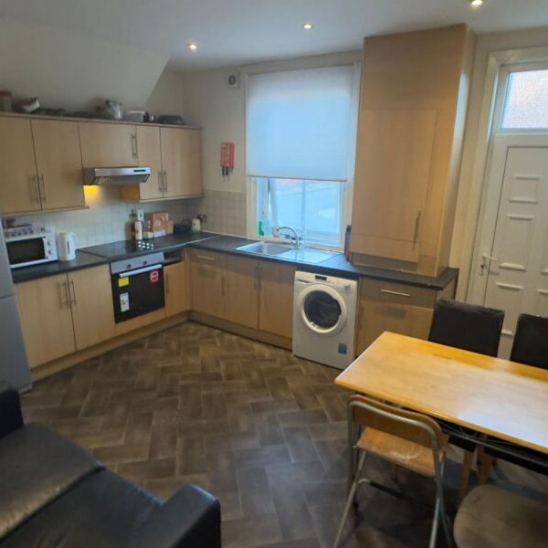 Room 3, Knowle Road, Burley, Leeds, LS4 2PJ - Photo 1