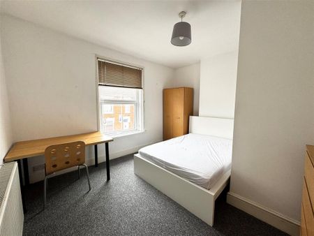 4 bedroom terraced house to rent - Photo 4