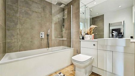 Fairfield Avenue, Staines-upon-Thames, Surrey, TW18 4JH - Photo 3