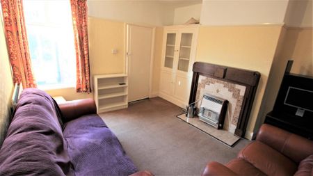 3 bedroom flat to rent - Photo 2