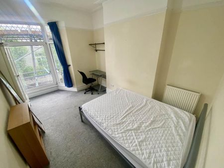 3 bedroom flat to rent - Photo 4