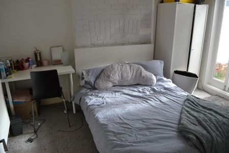 4 bedroom end of terrace house to rent - Photo 3