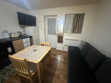 Studio Flat, Middleham Road, N18 - Photo 2