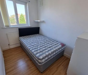 4 bedroom semi-detached house to rent - Photo 3