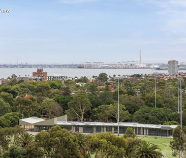 Sub-Penthouse Luxury with Panoramic CBD Views & Expansive Terrace - Photo 5