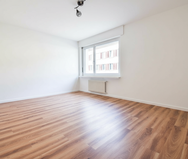 Helle, frisch renovierte 4-Zimmerwohnung mit Balkon und moderner Au... - Foto 1