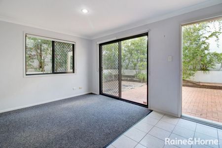 Ultra-Convenient Three Bedroom Townhouse - Close to UQ! - Photo 2
