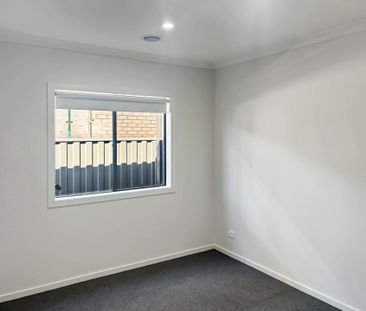 100 Molesworth Crescent, Donnybrook VIC, Belconnen - Photo 2