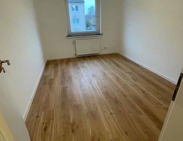 Lichtdurchflutete und sanierte 3 Zi Whg mit Tageslichtbad - Photo 1