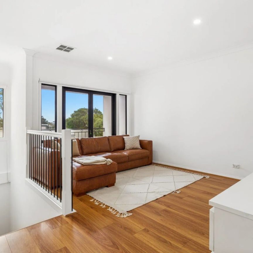 Stylish Townhouse Living in a Prime Eastern Suburbs Location - Photo 1