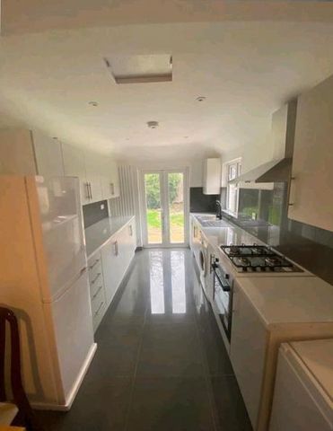 6 bedroom semi-detached house to rent - Photo 4