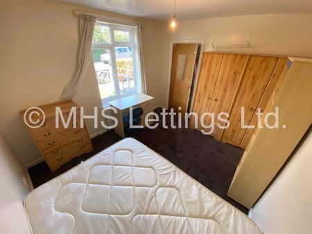 4 Bedroom Mid Terraced House for rent in Langdale Gardens - Photo 5