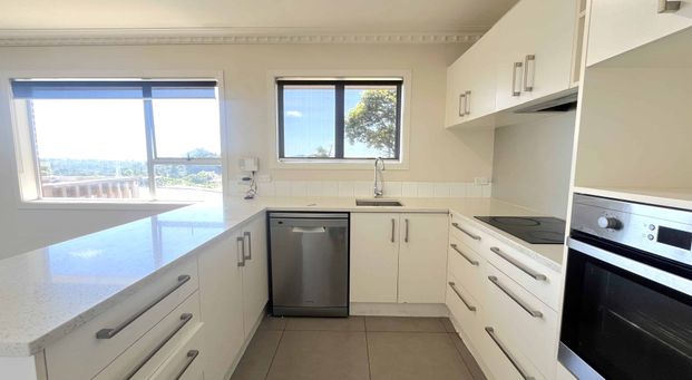 Spacious 4-Bed Townhouse - Walk to Highbury Mall - Photo 1