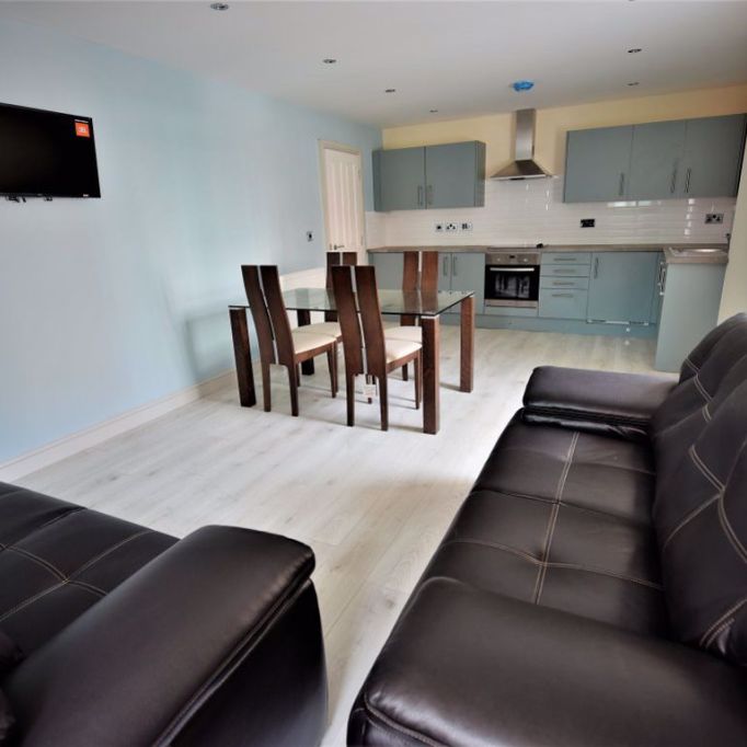 2 bedroom Flat in Aire Street, Leeds - Photo 1