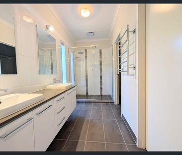 Stunning Family Entertainer! - Photo 4