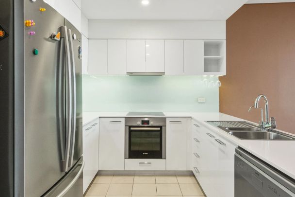 Stylish and Modern Two Bedroom Apartment - Photo 1