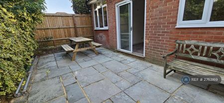 1 bedroom in a house share to rent - Photo 5