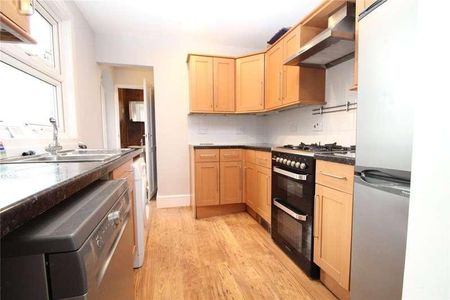 Douglas Road, Hornchurch, Essex, RM11 - Photo 4