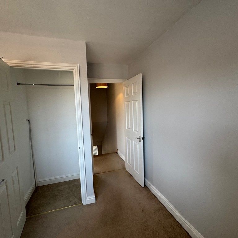 2 bed end of terrace house to rent in The Common, High Wycombe, HP14 - Photo 1