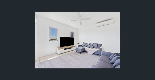 TOP FLOOR UNIT 2 BED, 2 BATH, 2 CAR PARKING - AVAIL NOW - Photo 1
