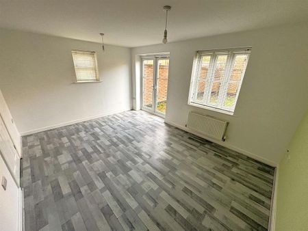 4 bedroom semi-detached house to rent - Photo 2