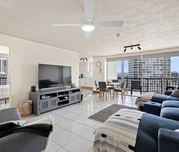 CONVENIENT AND CENTRAL LOCATION - STUNNING VEIWS - SUPER SIZED APAR... - Photo 1