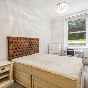 2 bedroom flat in Kensington - Photo 2