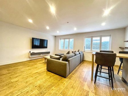 Swakeleys Road, Ickenham, UB10 - Photo 2