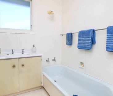 Standalone home with an external garage - Photo 4