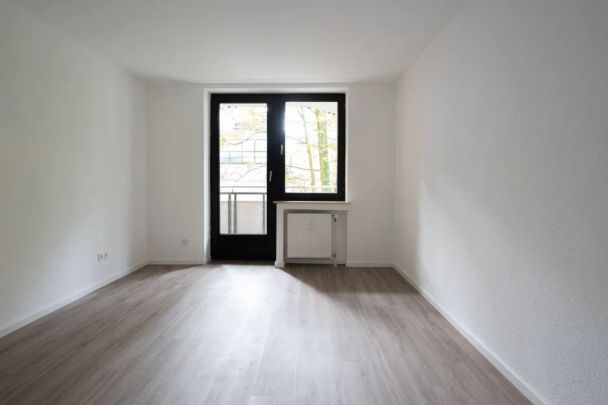 Atelierwohnung mit Blick ins Grüne - komplett sanierte, barrierefreie 2-Zimmer-Wohnung in Cracau! - Photo 1