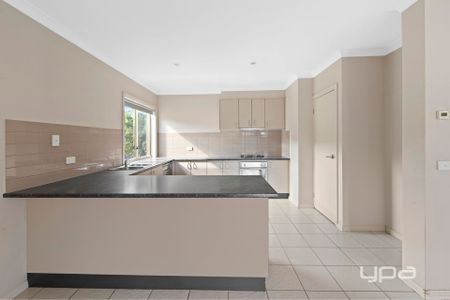 22 French Crescent, Caroline Springs - Photo 2