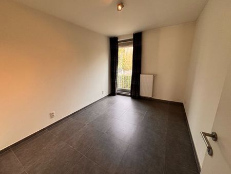 --- NIEUW --- Rustig en vlot bereikbaar gelegen 2-slaapkamerappartement met autostaanplaats. - Photo 3