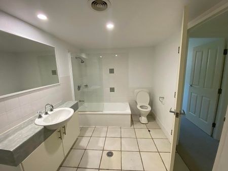 Freshly Renovated One Bedroom Apartment - Minutes from the CBD - Photo 5
