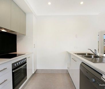 3 bedroom 2 level townhouse - Photo 5